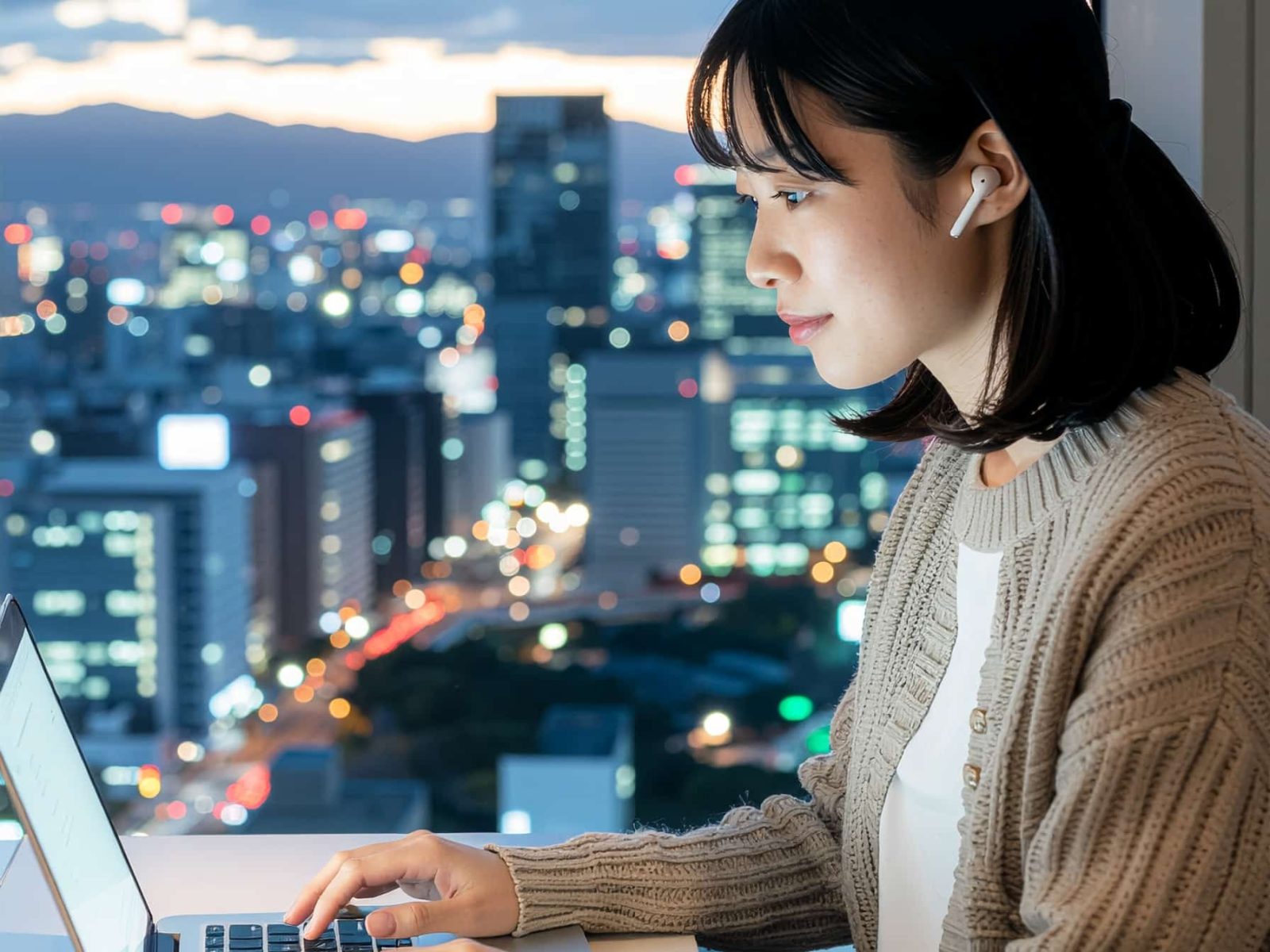 ノートパソコンで作業中の人物
